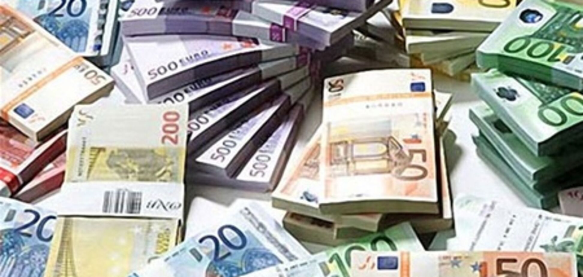 В Украине немного подешевел евро