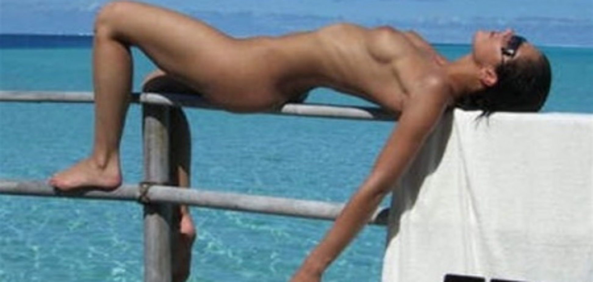 Модель Адриана Карри снялась голой для Twitter