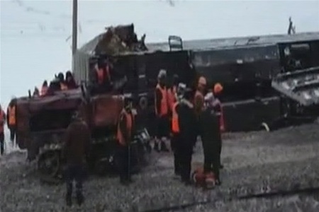 ЧП в России: около 40 вагонов сошли с рельсов, сотни людей пересадили на автобусы