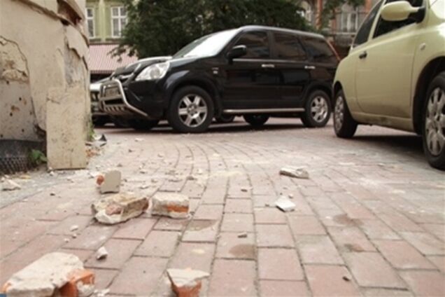 У центрі Львова дівчині на голову обвалилася штукатурка