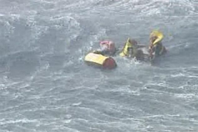 Холодильник врятував життя туристів, яхта яких потонула у відкритому морі