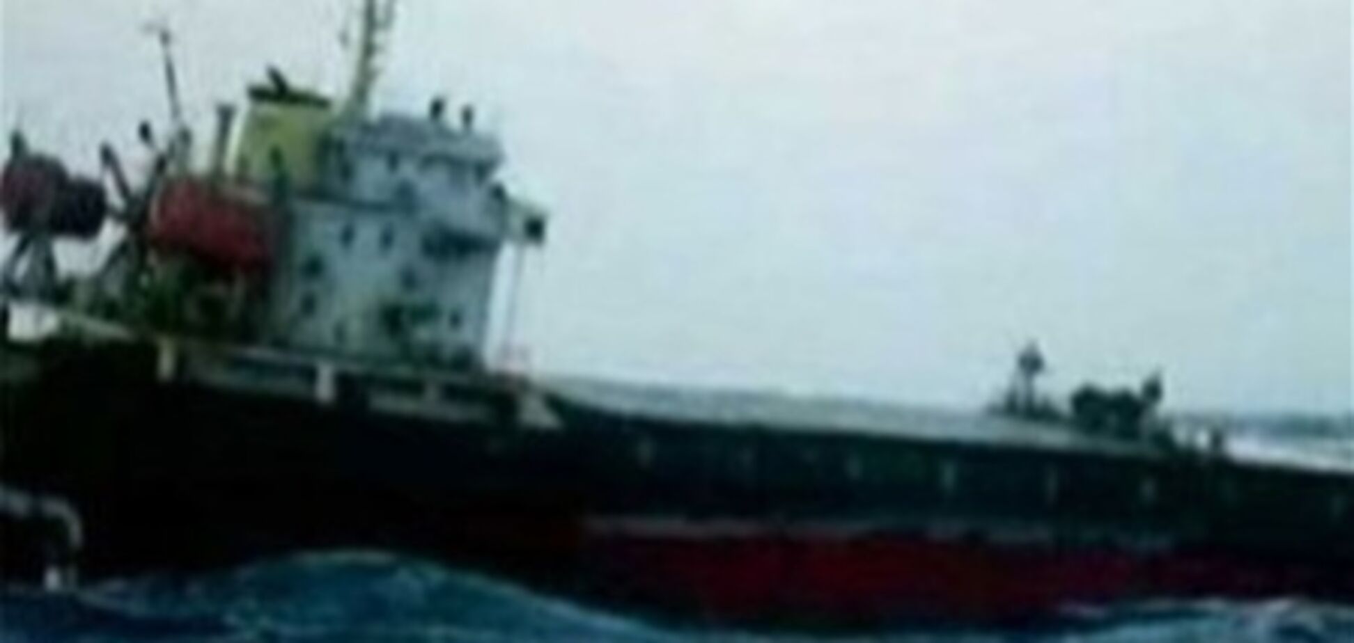 Российский рефрижератор 'Ирина' сорвало с якоря и вынесло в океан
