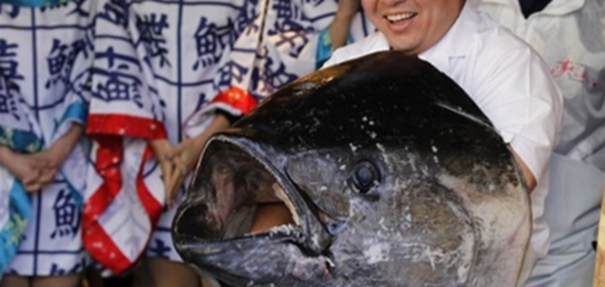В Японии разделали гигантского тунца за 736 тысяч долларов