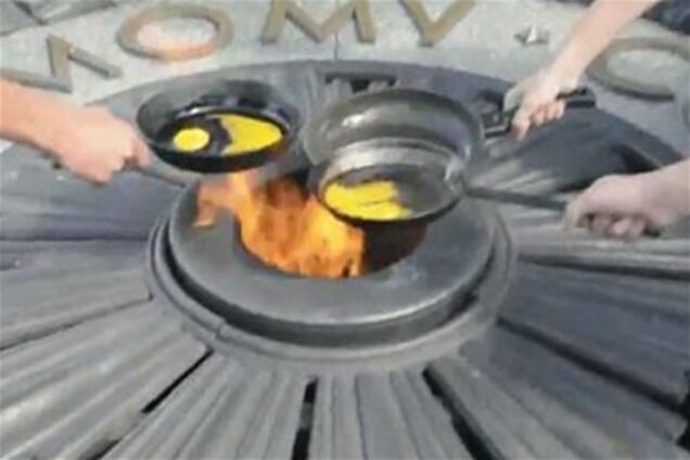 Свободівцям за яєчню на Вічному вогні дали умовні терміни. Відео