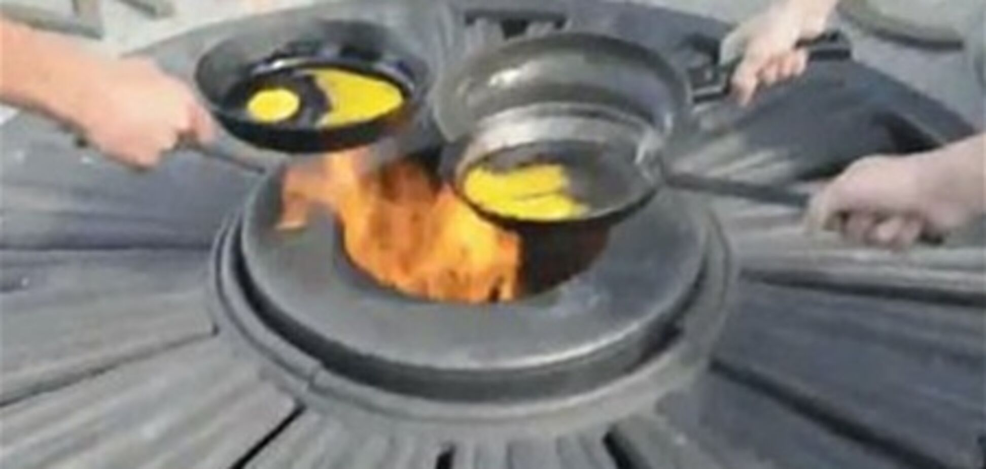 Свободівцям за яєчню на Вічному вогні дали умовні терміни. Відео