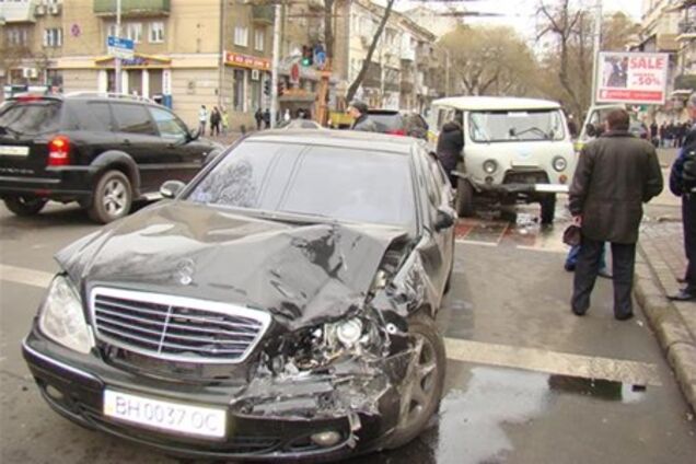 Спешащий на службу батюшка на 'Мерседесе' снес почтовый УАЗ. Фото