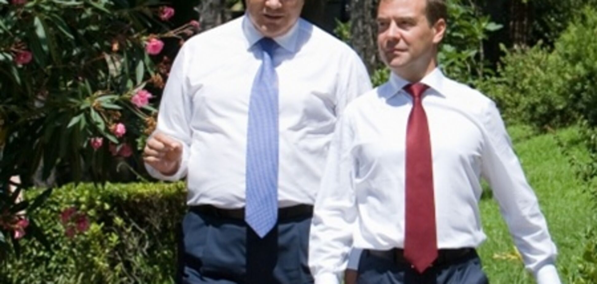 Медведев подарил Януковичу три рюмки и боксерскую перчатку