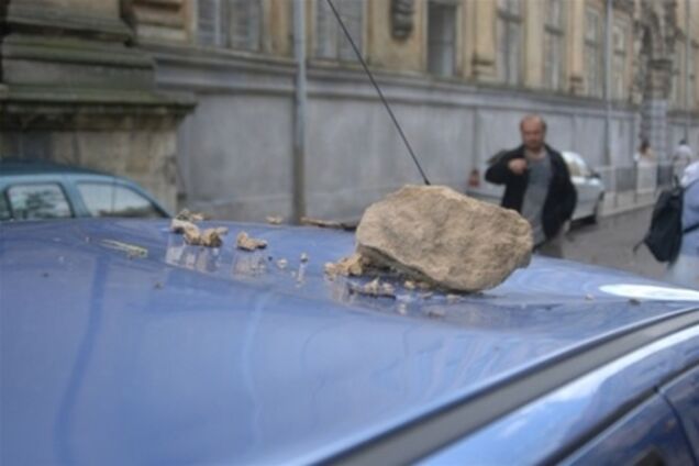 У Львові на дівчину обвалилася штукатурка
