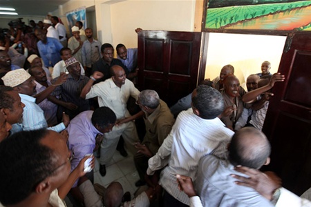 Выборы спикера парламента Сомали обернулись массовой дракой