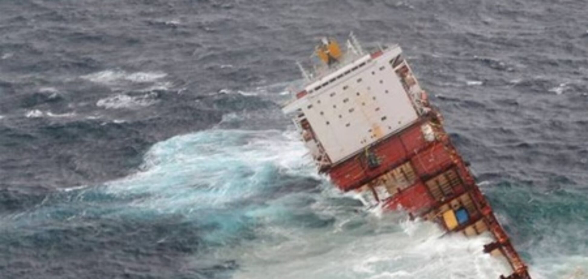 У берегов Новой Зеландии судно раскололось на части во время шторма. Фото