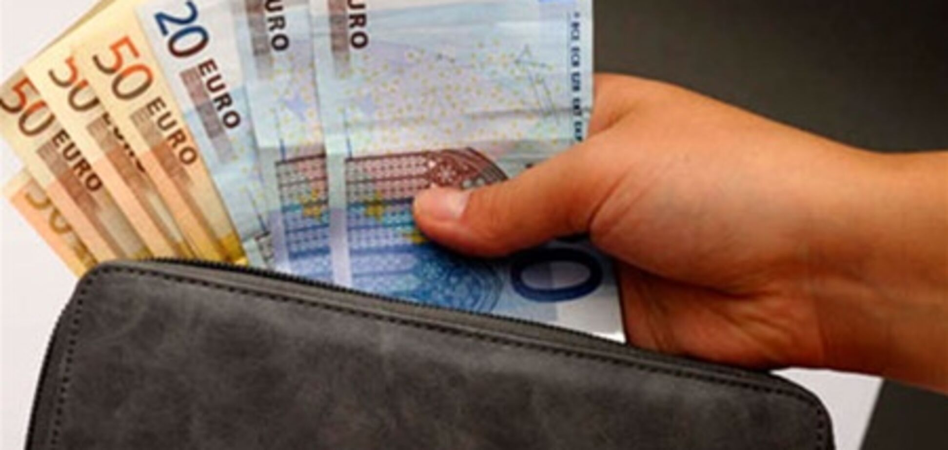 Глава швейцарского Нацбанка ушел в отставку после валютных операций жены
