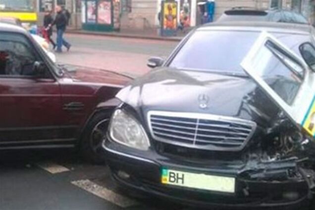 В ДТП разбились известный дизайнер и священник на 'Мерседесе'