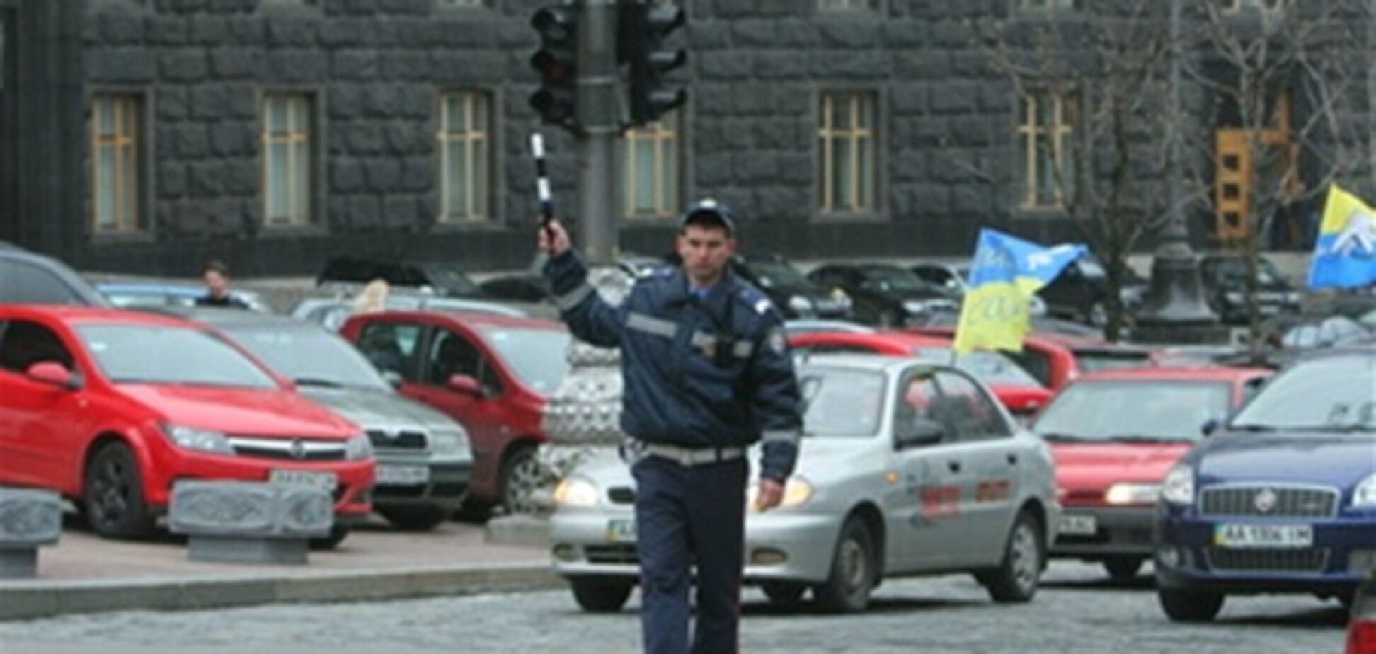Бизнесмены с флагами собрались под окнами у Азарова