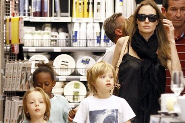Джоли гуляет с детьми во Франции. Фото