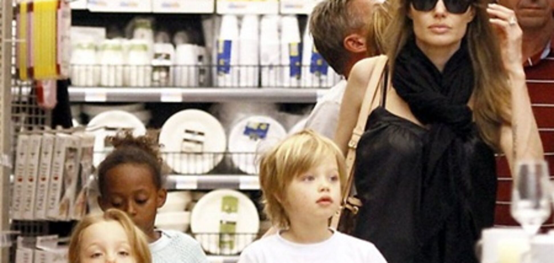 Джоли гуляет с детьми во Франции. Фото