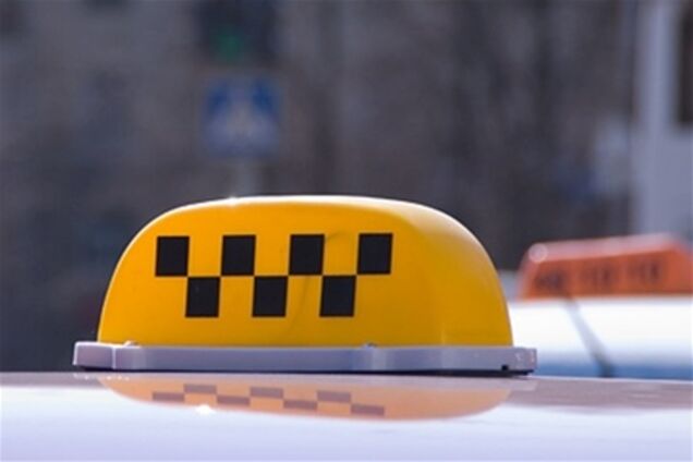 В Тернополе таксист раздел клиента и заставил бегать голым по улице