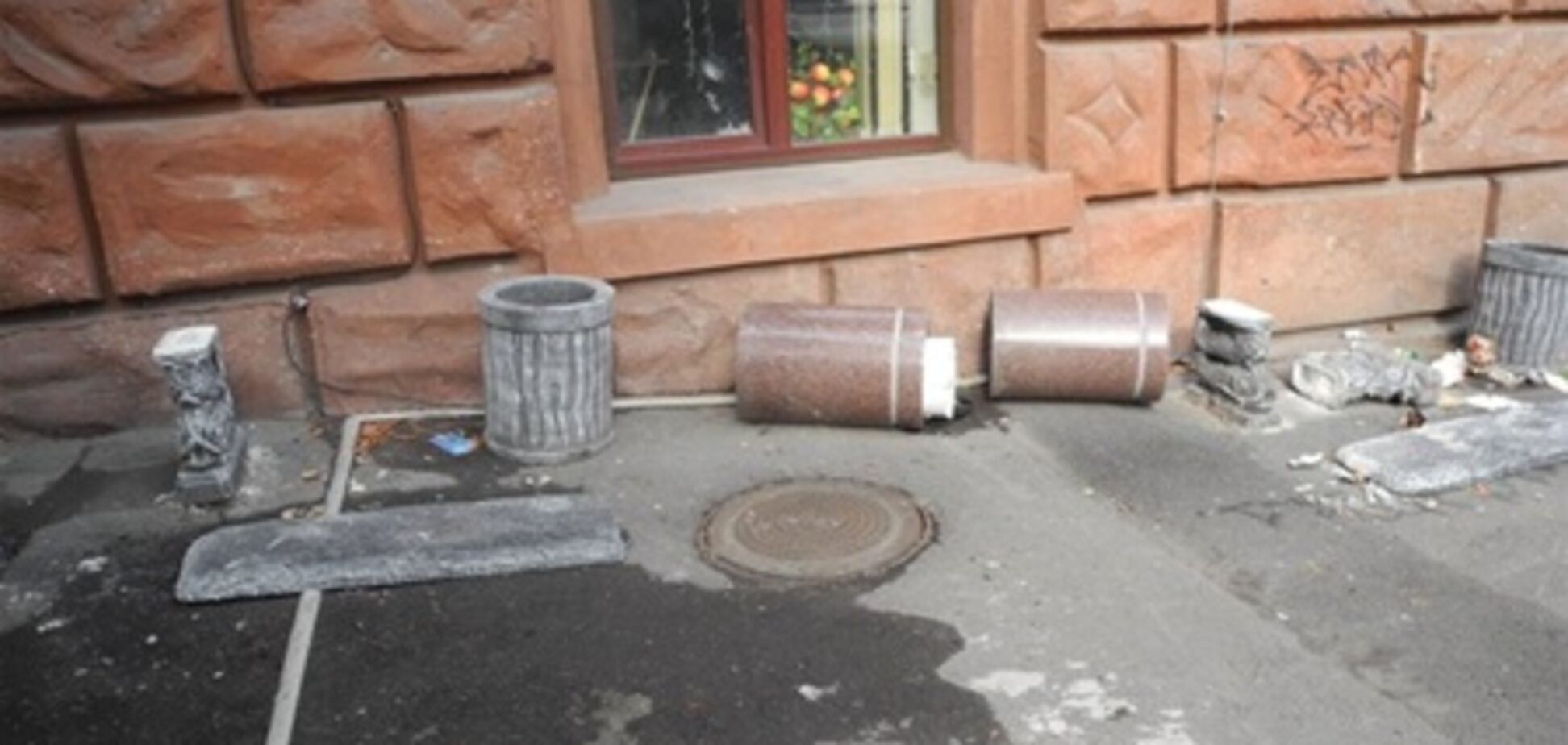 Бетонные лавки возле кафе сестры Тимошенко вырвали с 'мясом'
