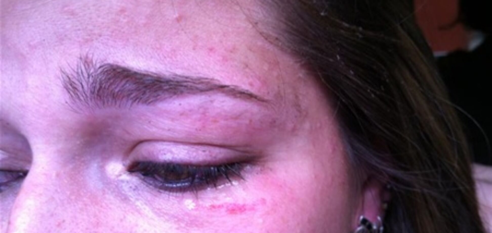 Девушку из агиткоманды Арьева избили жильцы дома из-за захламления подъезда