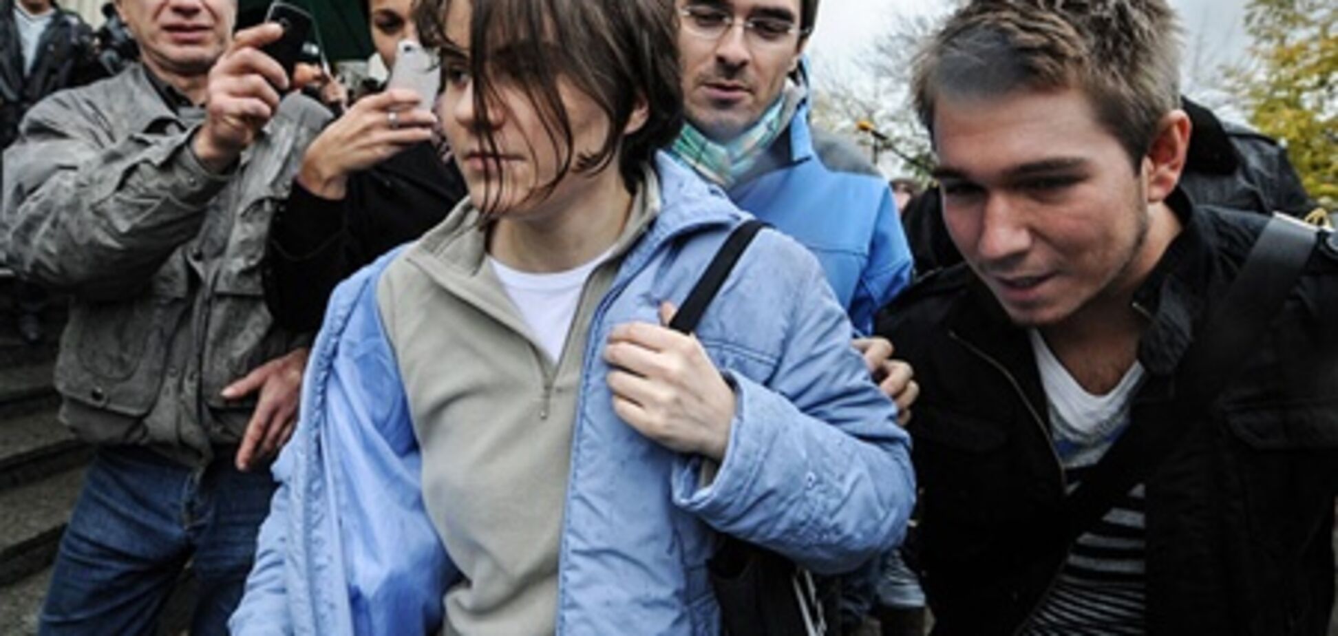 Одну з учасниць Pussy Riot звільнили в залі суду