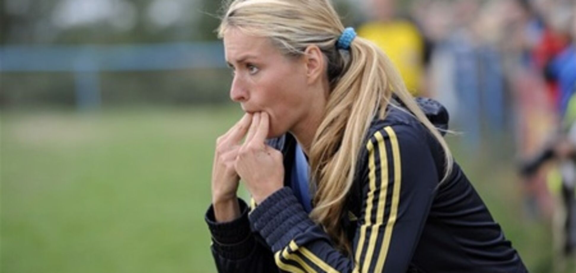 Сексуальная красавица работает с мужской футбольной командой. Фото