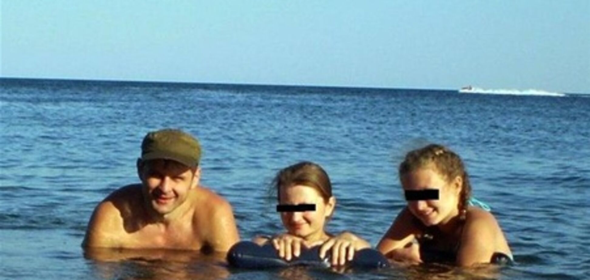 Дочь стрелка из 'Каравана' выложила в сети семейное фото