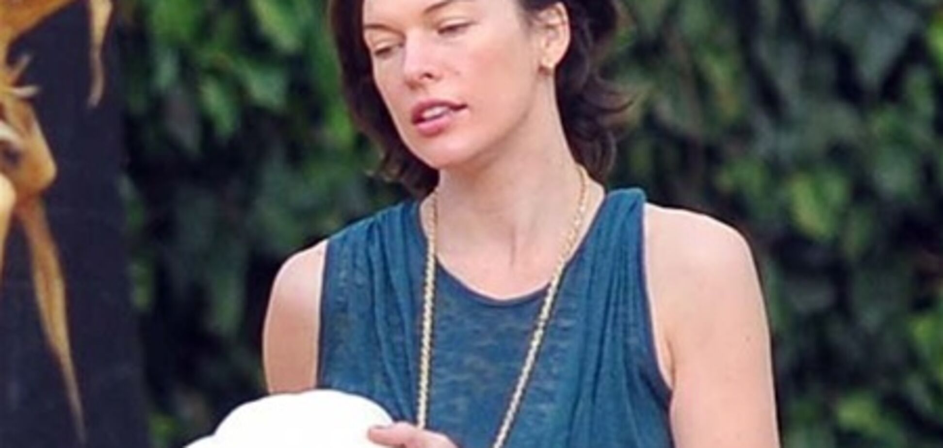 Йовович набрала полную телегу тыкв. Фото