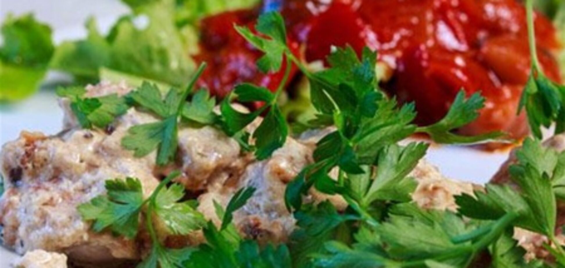 Курица с грецкими орехами тушеная в сметане