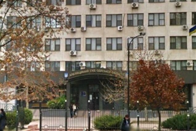 Одесского таможенника, задержанного за взятку, освободили из-под стражи под залог