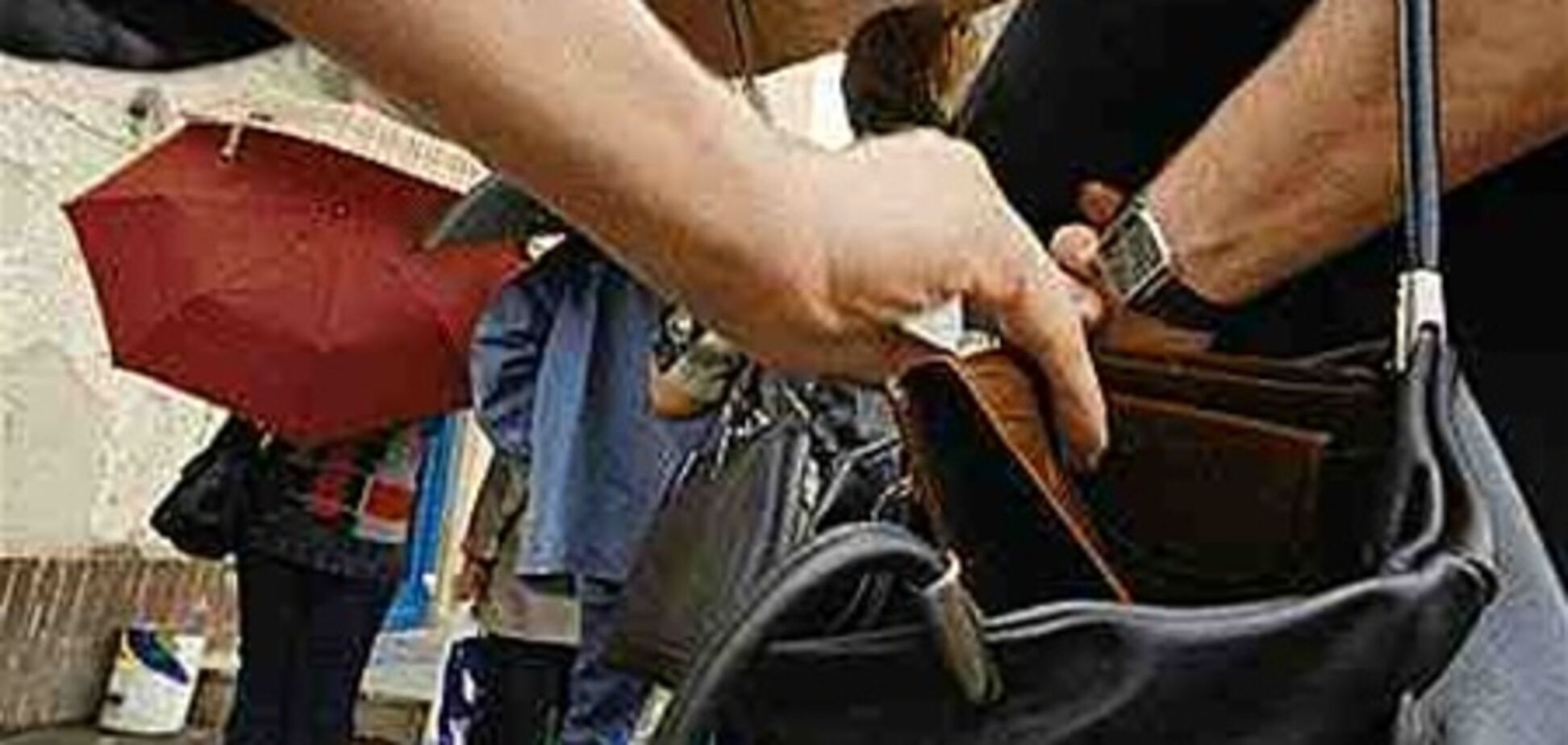 В столичном метро карманник украл 2 тысячи гривен