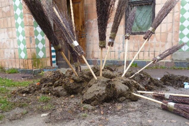 У Бердичеві під офісом кандидата в депутати вивалили віз екскрементів