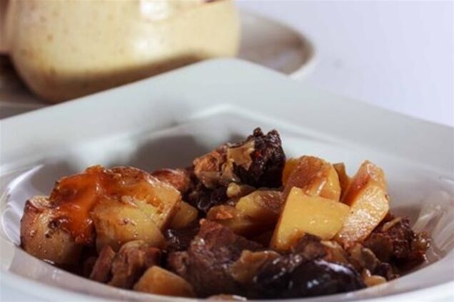 Мясо в горшочках с черносливом