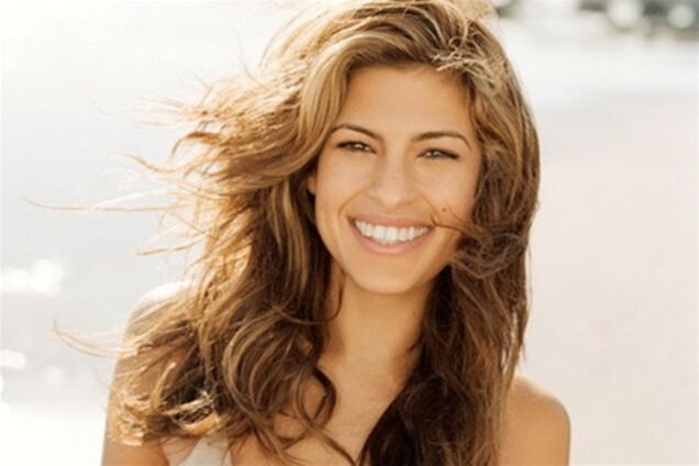 Лохматая Ева Мендес в тонкой комбинашке