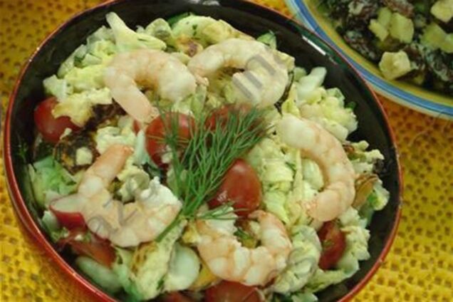 Салат из капусты с креветками