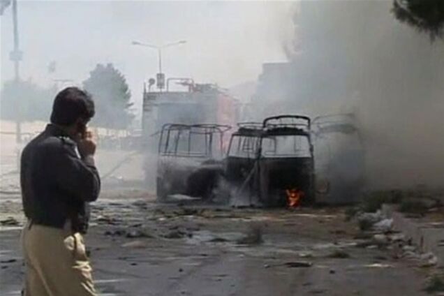 В Пакистане при взрыве бомбы погибли шестнадцать человек