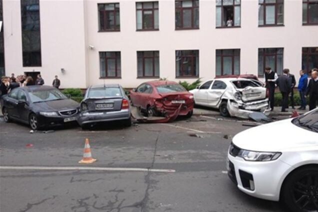 В Киеве пожарные протаранили пять припаркованных автомобилей