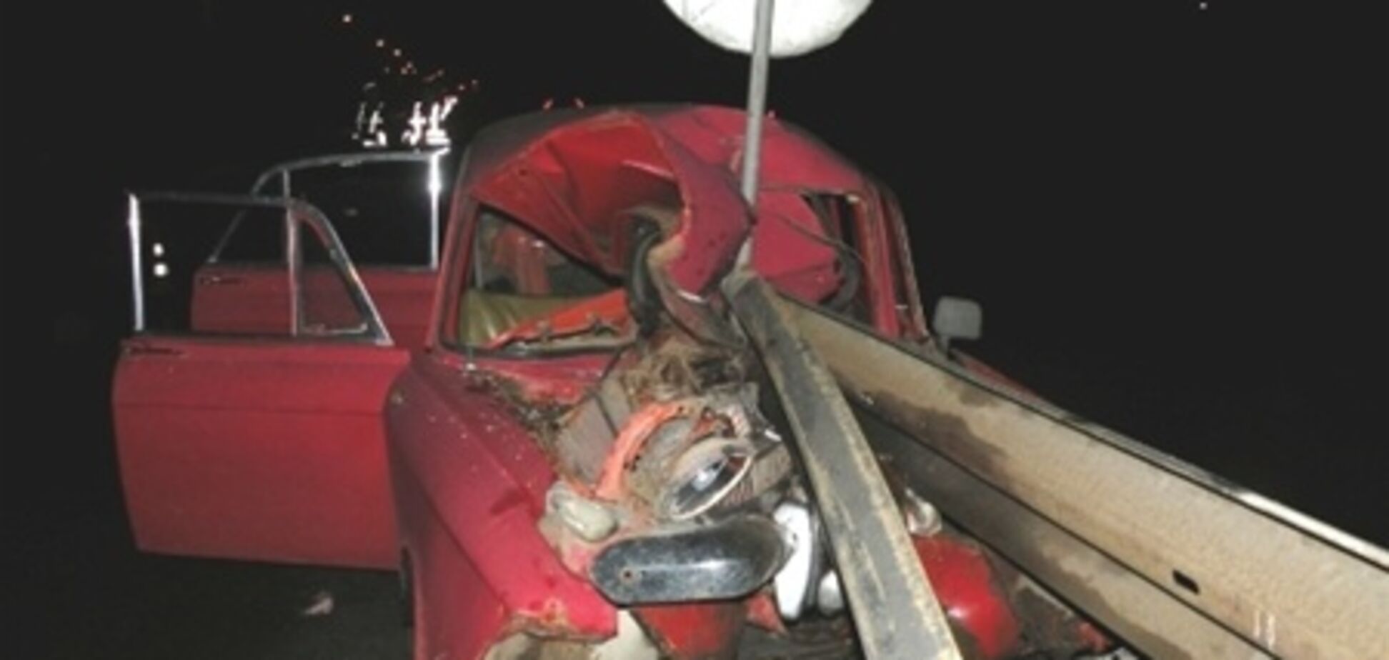 Пьяный водитель нанизал свой 'ИЖ' на отбойник. Фото