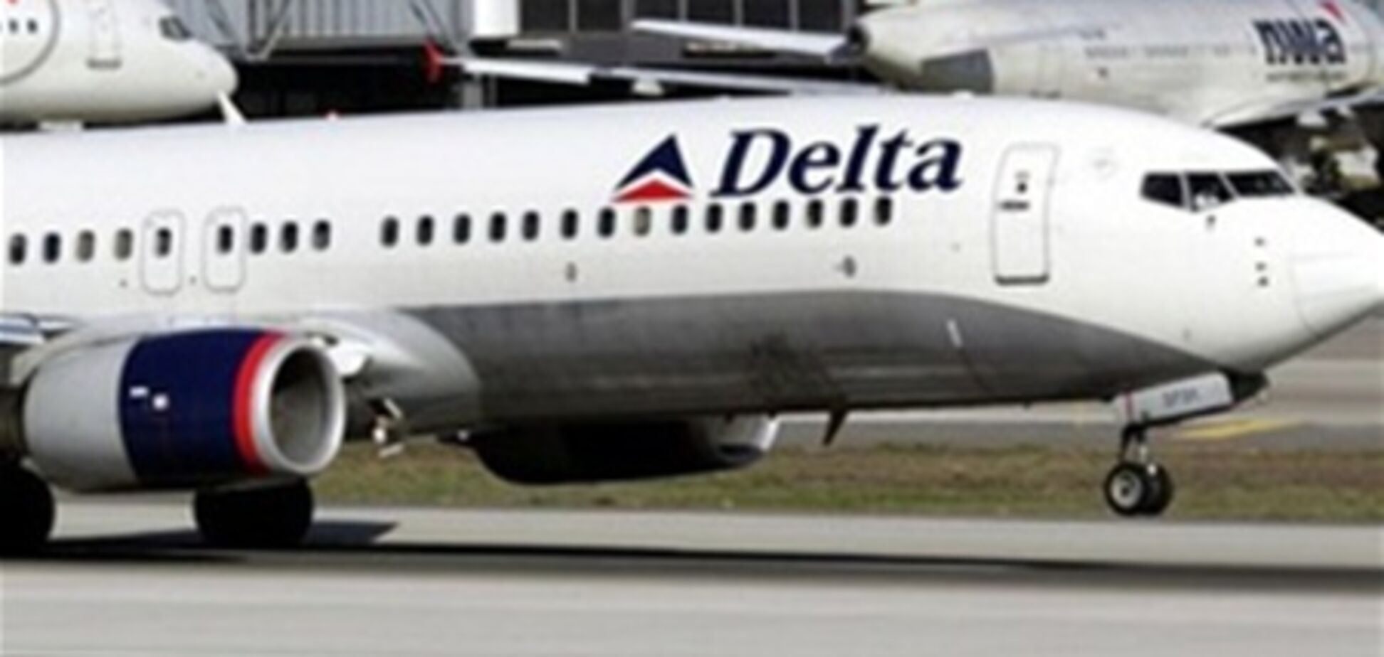 У США українець намагався вийти з літака ще до посадки