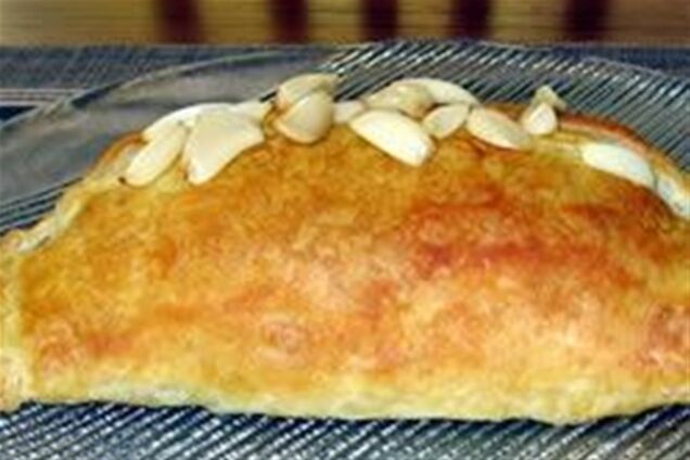 Сыр бри в слоеном тесте с карамельным луком и яблоками