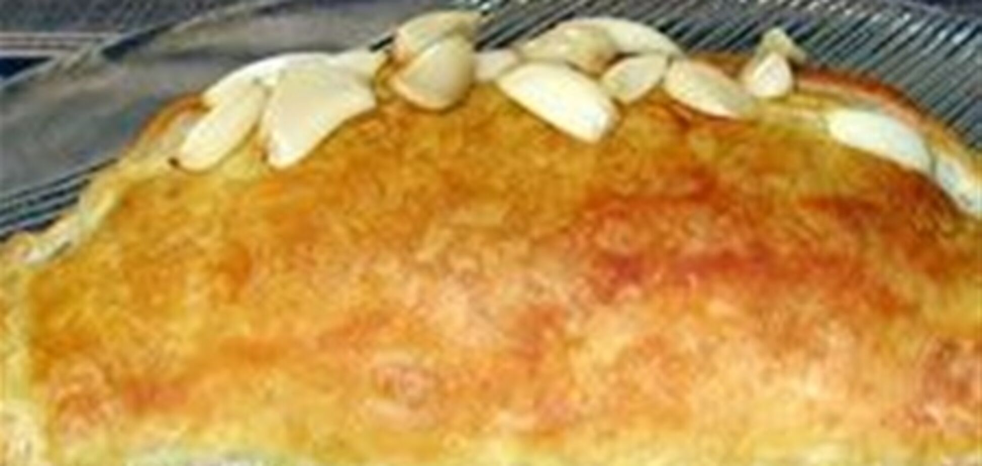 Сыр бри в слоеном тесте с карамельным луком и яблоками