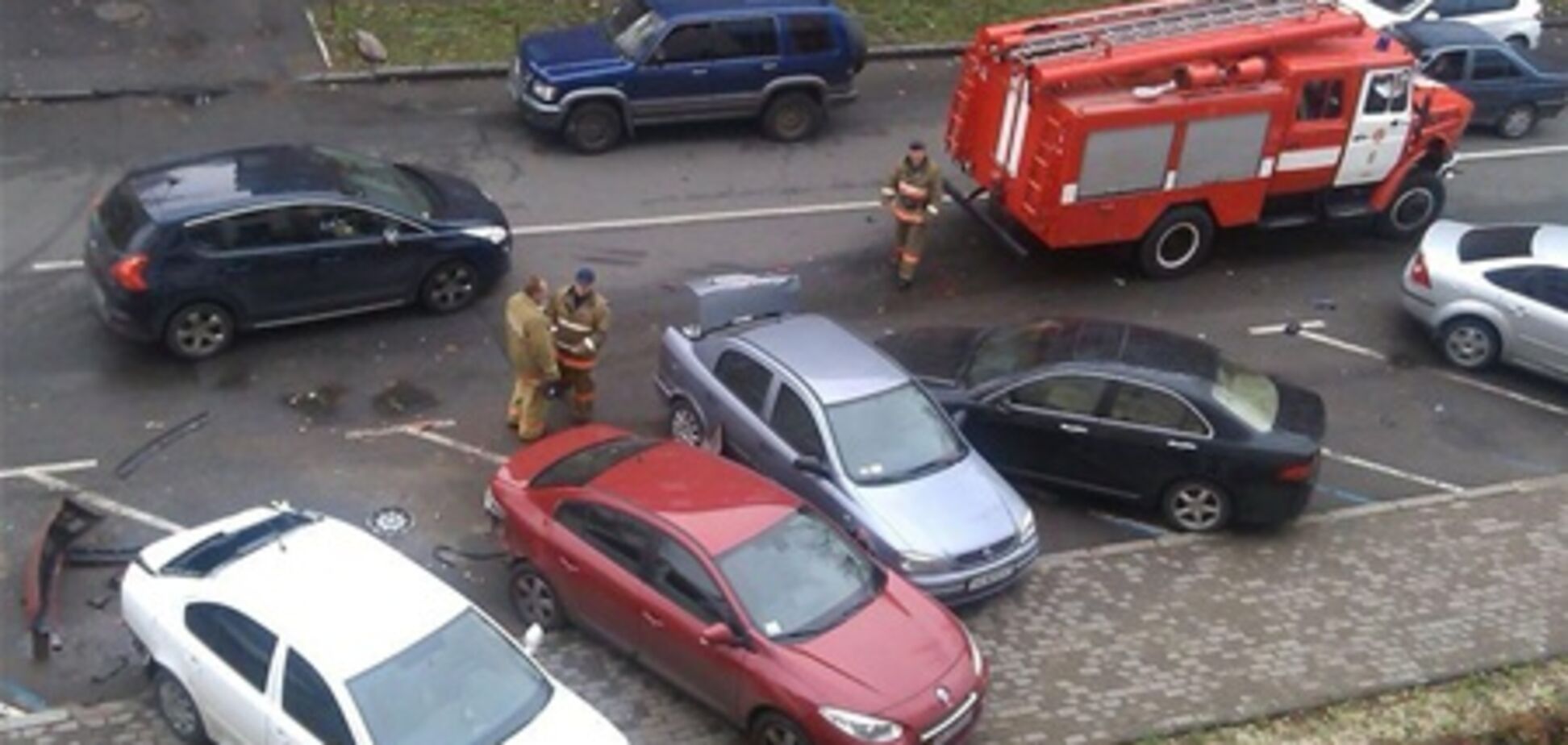 В Киеве из-за джипа пожарные протаранили 5 авто. Фото