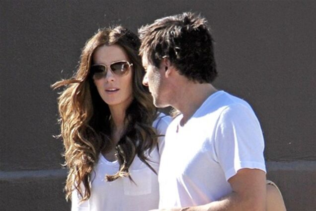 Кейт Бекинсэйл надула кота к Хэллоину. Фото