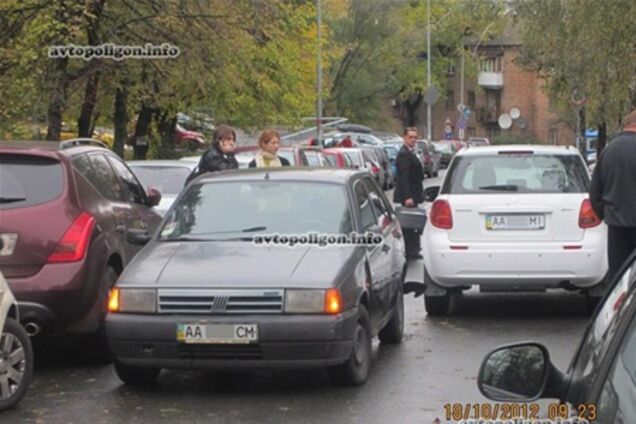 ДТП в Киеве: девушка устроила большую пробку. Фото 