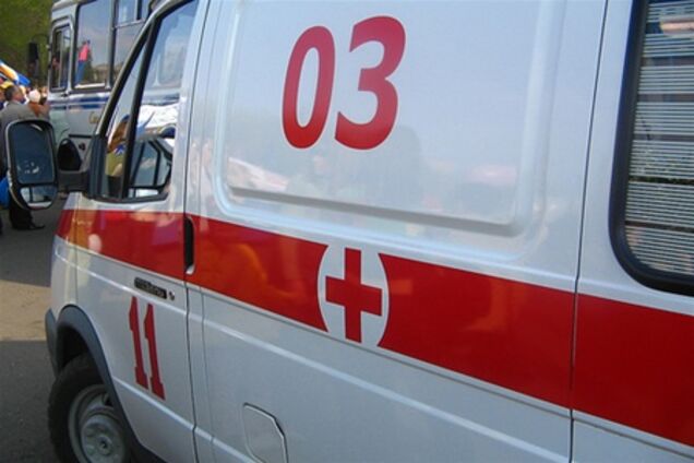 Три человека госпитализированы после воспламенения неизвестного вещества