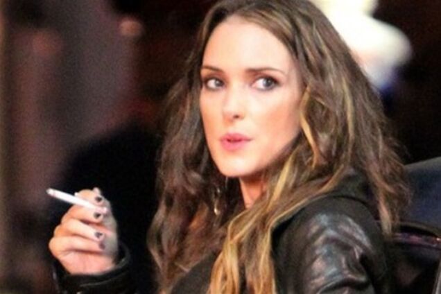 Вайнона Райдер в косухе вдумчиво покуривает...