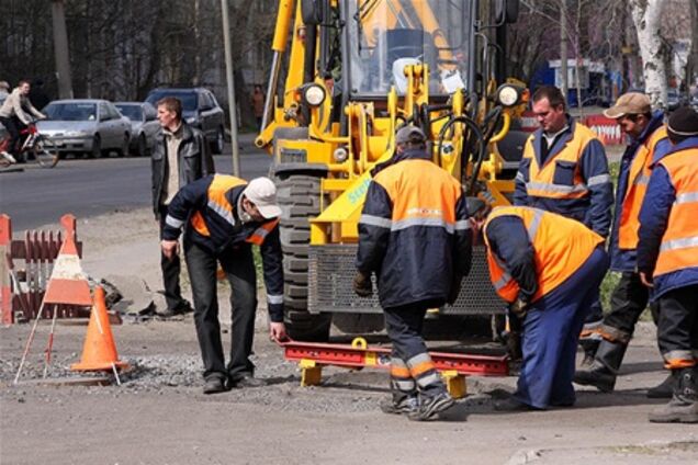 В Киеве дорожники ремонтируют Почтовую и Окружную