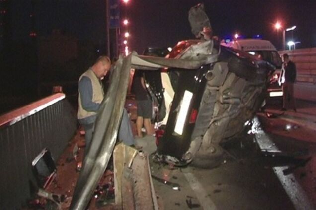 На Южном мосту разбилась иномарка