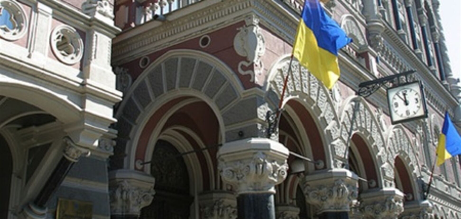 НБУ скупает доллары и избавляется от евро