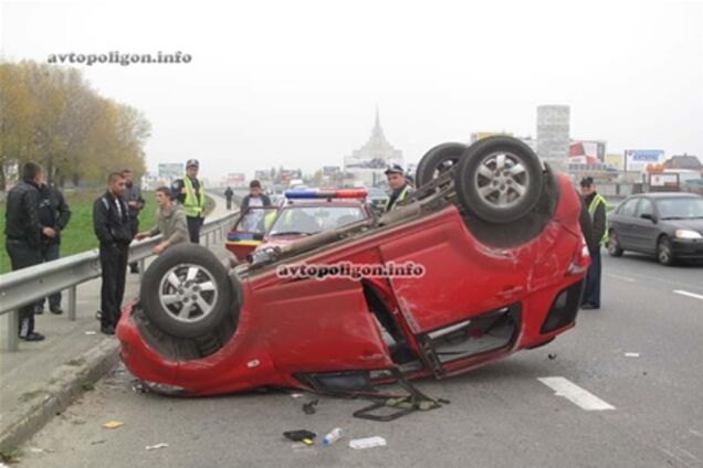 ДТП в Киеве: пьяная молодежь опрокинула машину. Фото