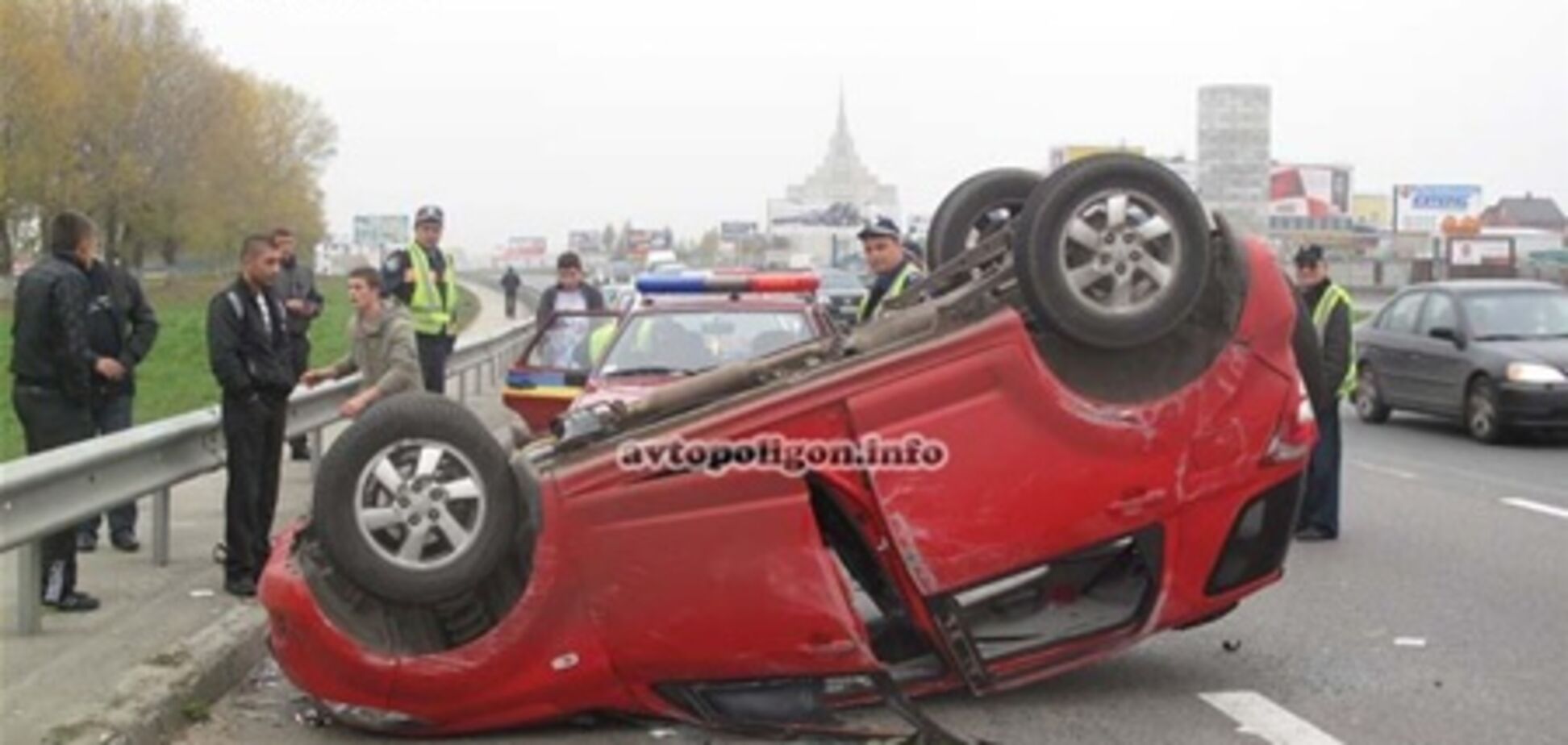 ДТП в Киеве: пьяная молодежь опрокинула машину. Фото