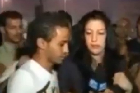 У Каїрі французьку журналістку мало не згвалтували в прямому ефірі